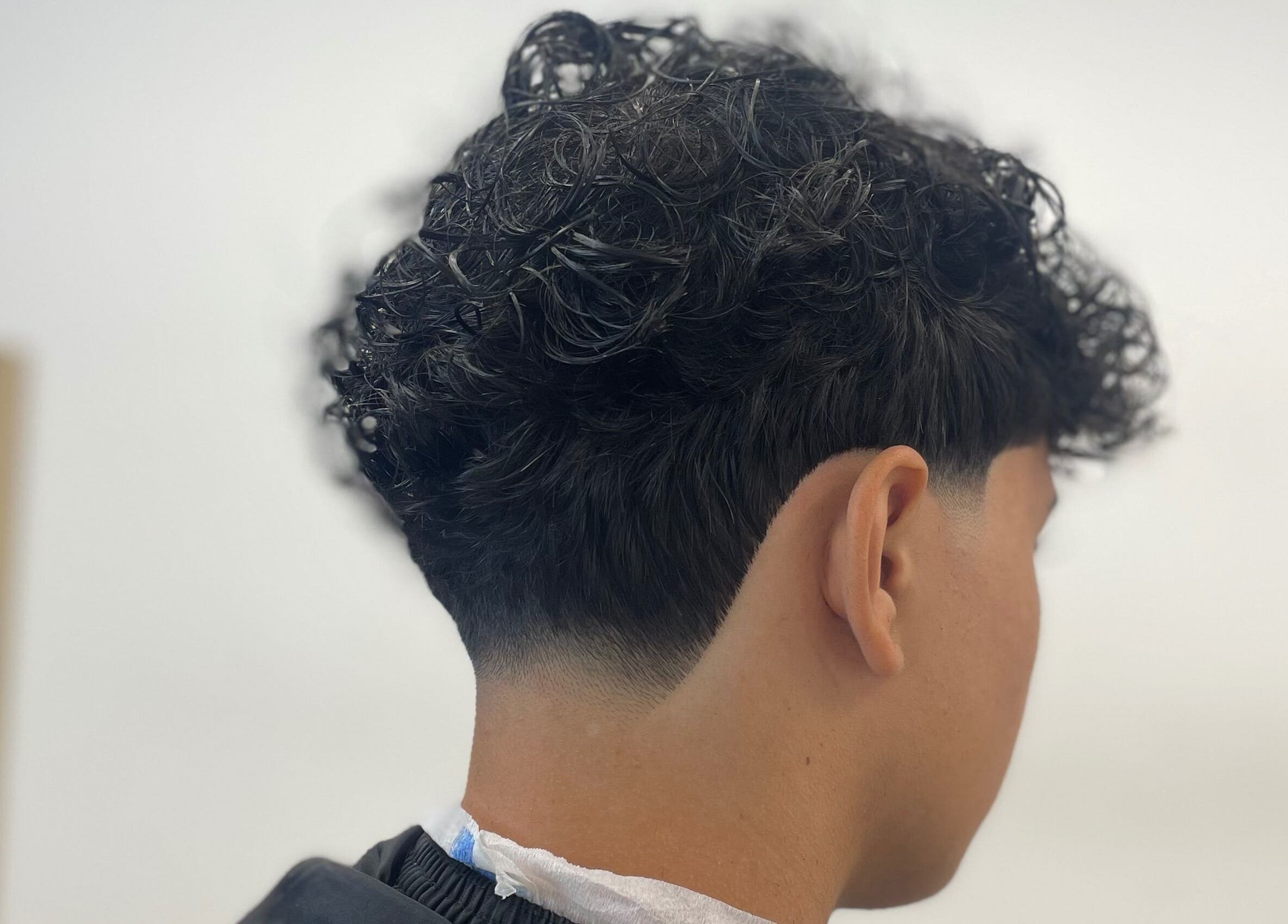 Coiffure bouclée chez Yūki, Saint-denis, Saint-denis, RE, vue arrière détaillée.