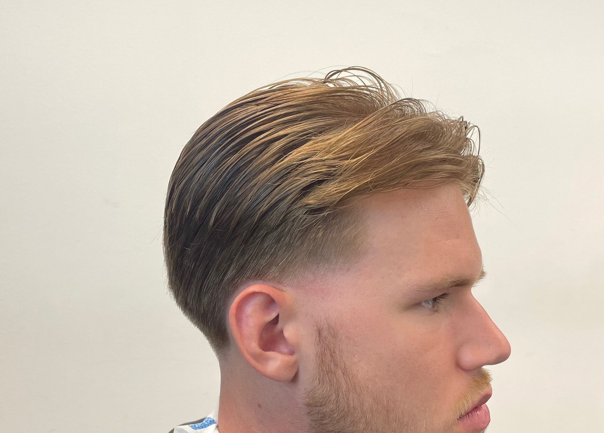 Coiffure moderne réalisée chez Yūki à Saint-denis, Saint-denis, RE, mettant en valeur une finition soignée.