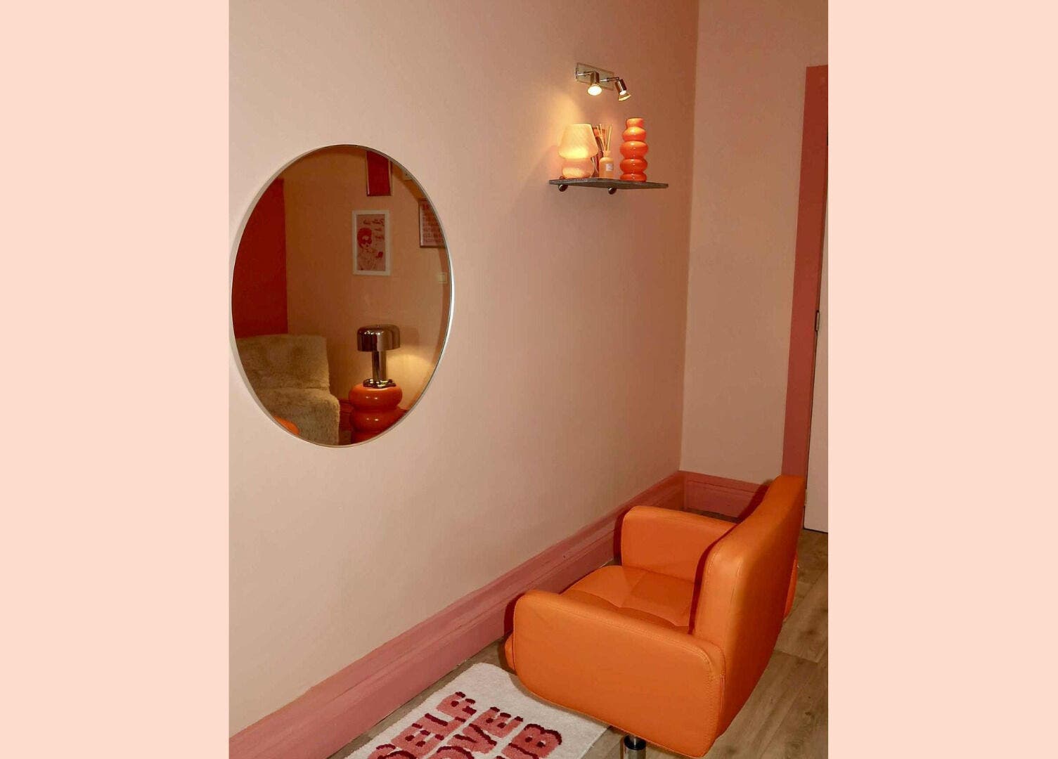 Espace de détente avec fauteuil orange chez Glowima à Mons, Région Wallonne, BE pour une expérience apaisante.