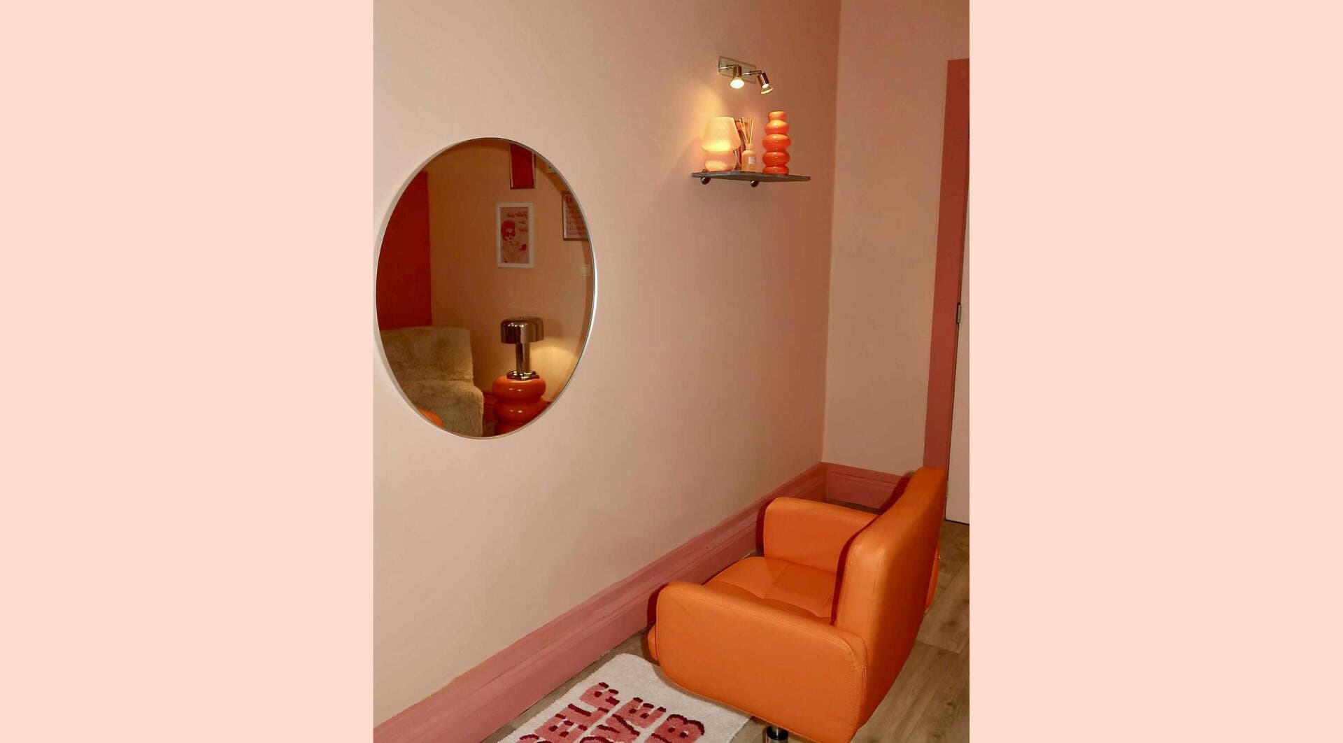 Espace de détente avec fauteuil orange chez Glowima à Mons, Région Wallonne, BE pour une expérience apaisante.