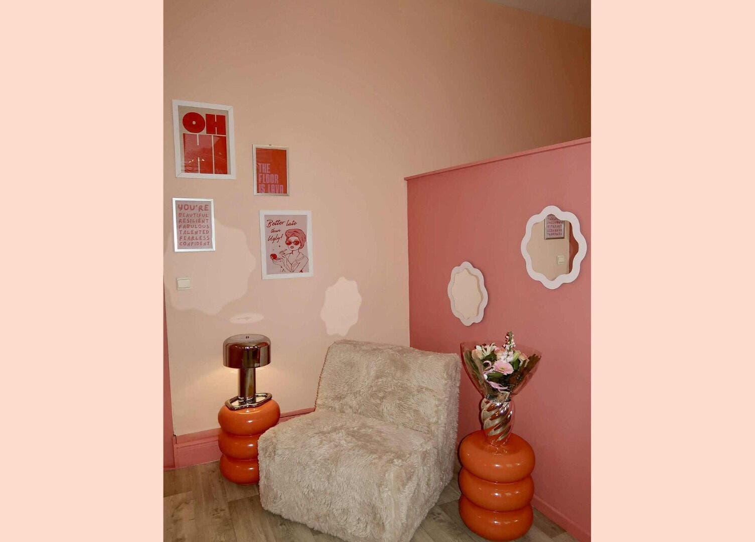 Coin salon avec fauteuil douillet chez Glowima, Mons, Région Wallonne, BE. Ambiance chaleureuse et élégante.