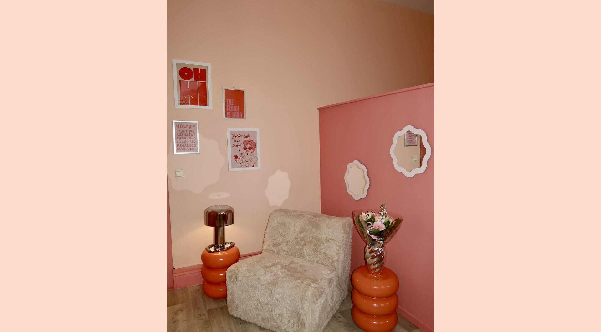 Coin salon avec fauteuil douillet chez Glowima, Mons, Région Wallonne, BE. Ambiance chaleureuse et élégante.