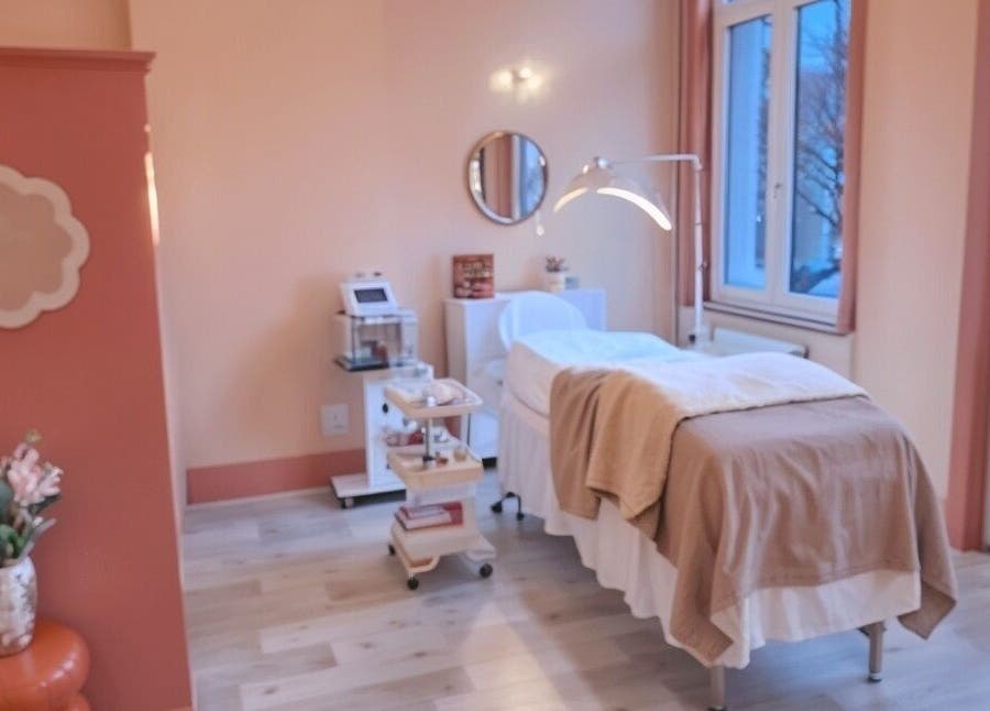 Salle de soins relaxante à Glowima, Mons, Région Wallonne, BE, avec lit de massage et ambiance apaisante.