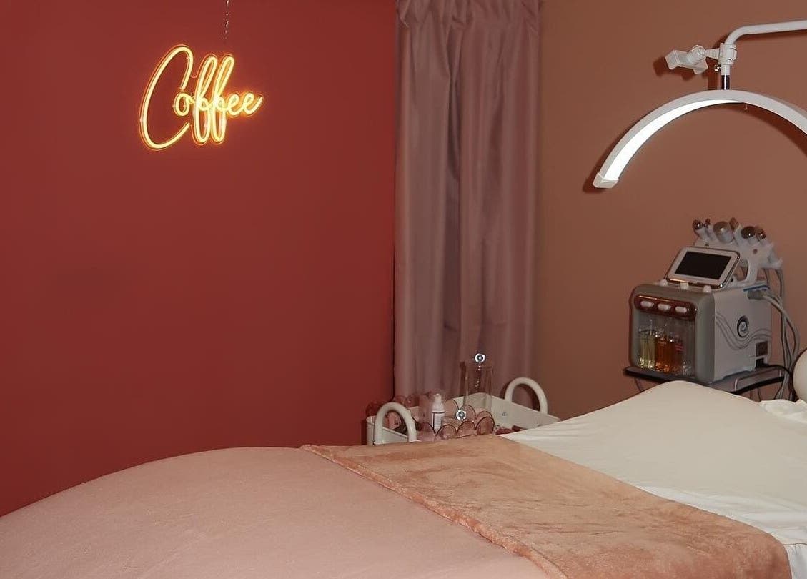 Salle de soins relaxante à Glowima, Mons, Région Wallonne, BE, avec enseigne lumineuse 'Coffee'.