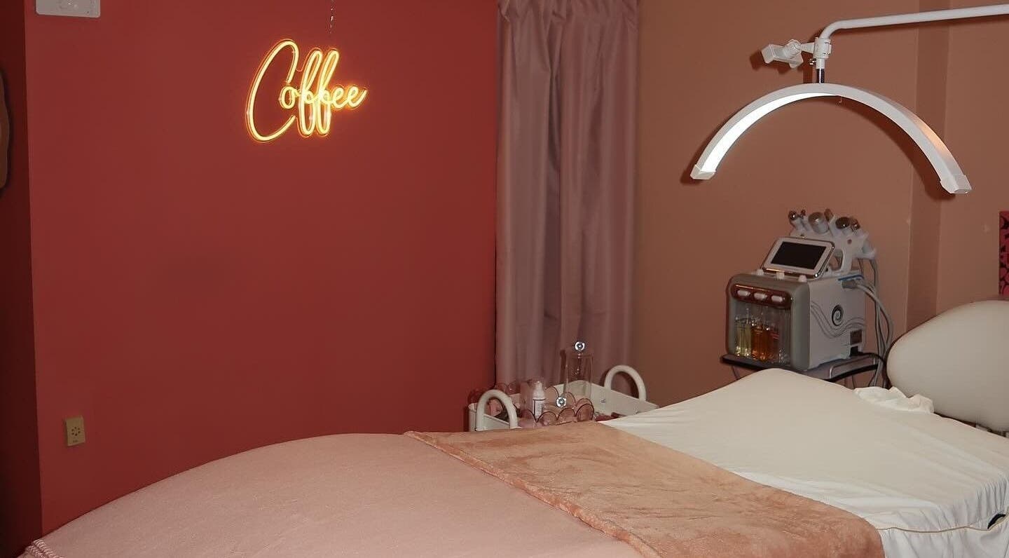 Salle de soins relaxante à Glowima, Mons, Région Wallonne, BE, avec enseigne lumineuse 'Coffee'.