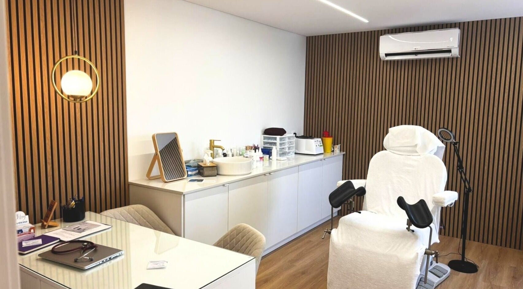 Consultório moderno na Clínica Luxmed em Algés, Lisboa, PT para medicina estética e íntima.