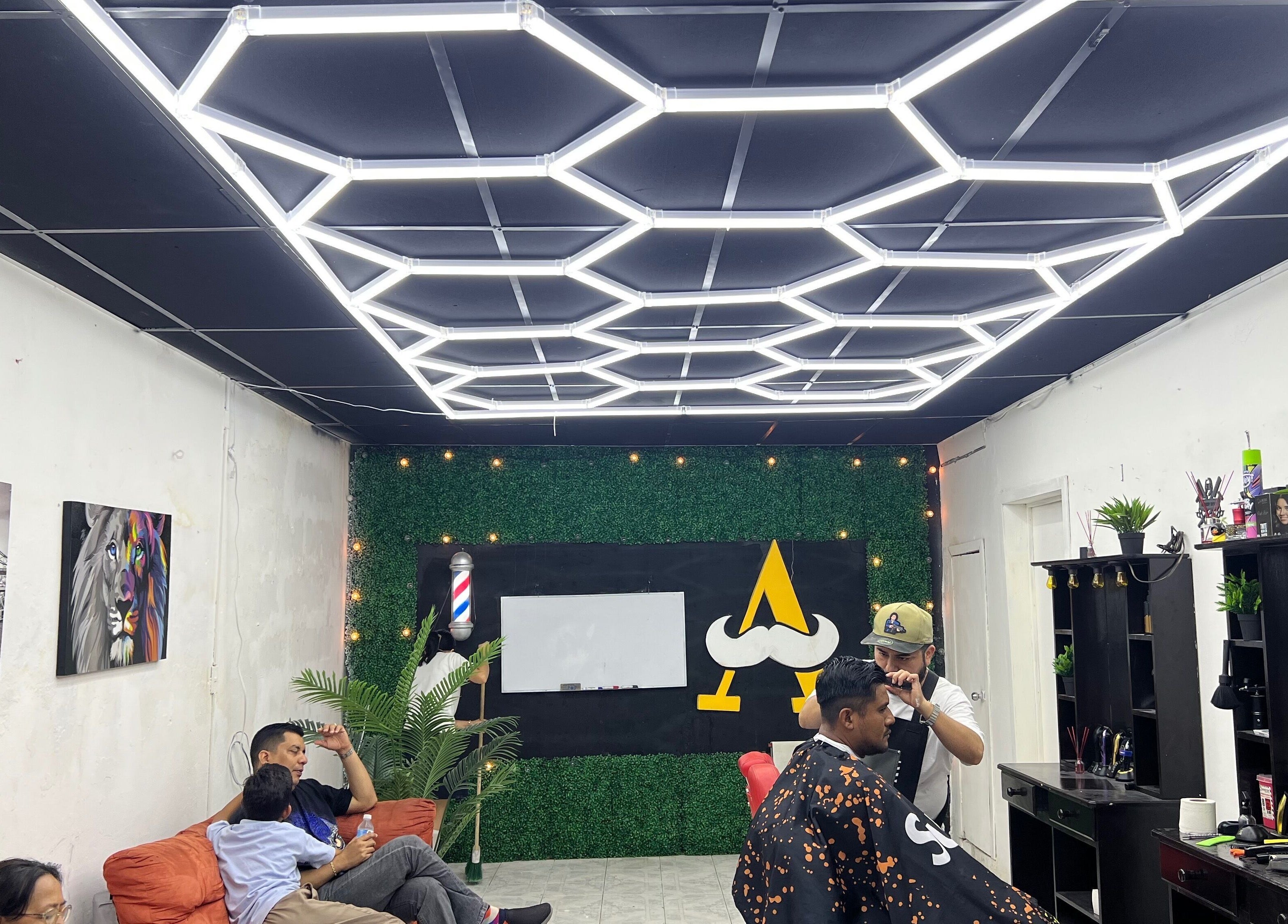 Barbería moderna en BIEN CHIDO “experiencias en barberia”, Tapachula, Chiapas, MX con diseño de techo único.