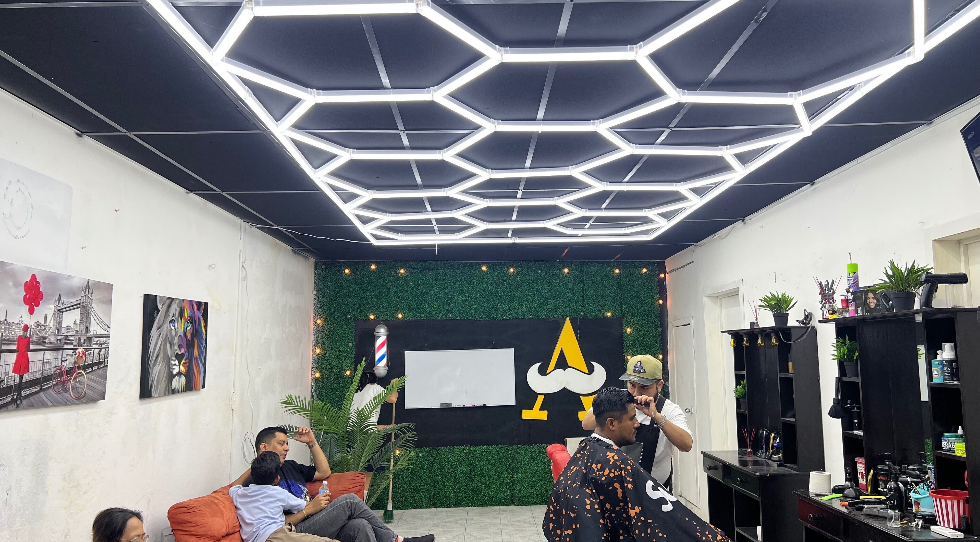 Barbería moderna en BIEN CHIDO “experiencias en barberia”, Tapachula, Chiapas, MX con diseño de techo único.