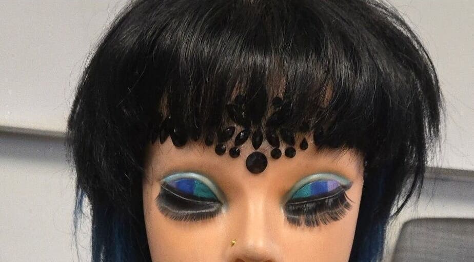 Mannequin with dramatic eye makeup at Serene_Haven_Salon in Von Ormy, Texas, US showcasing artistic beauty.