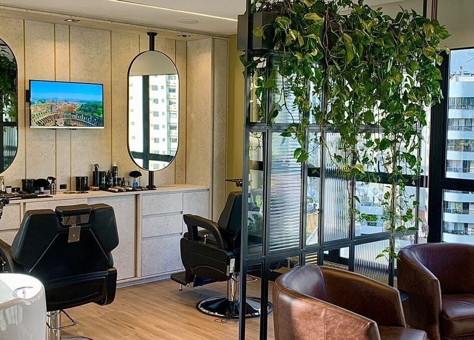 Espaço contemporâneo do Forum Barbearia em Santa Catarina, Santa Catarina, BR com espelhos e plantas.