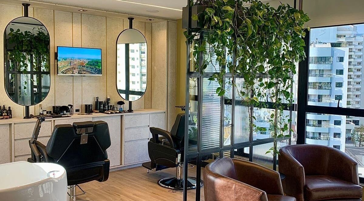 Espaço contemporâneo do Forum Barbearia em Santa Catarina, Santa Catarina, BR com espelhos e plantas.