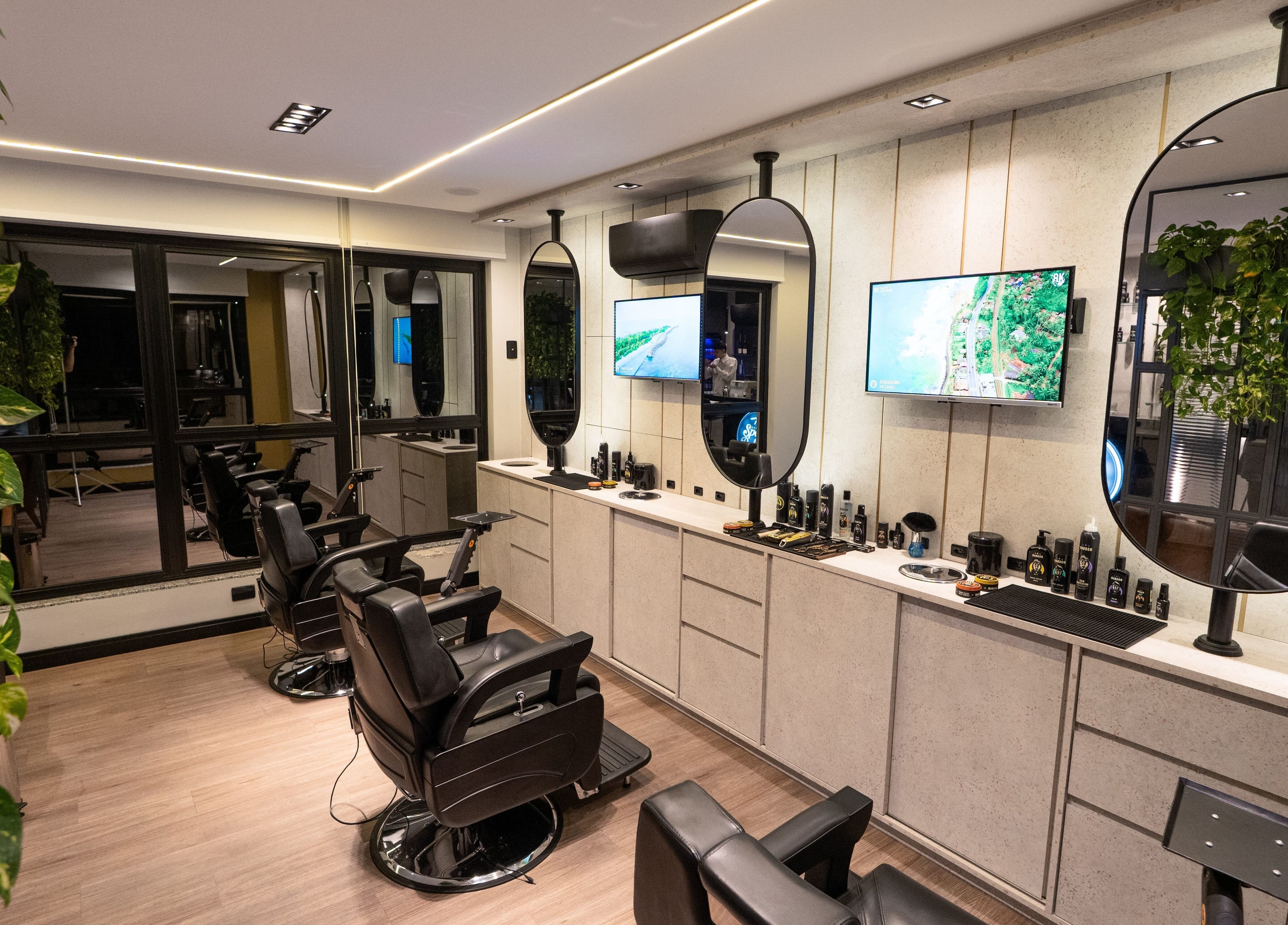 Barbearia moderna em Forum Barbearia, Santa Catarina, Santa Catarina, BR com cadeiras de couro pretas e espelhos.