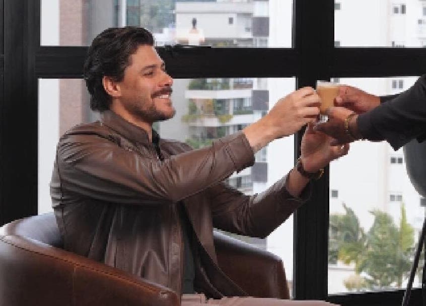 Cliente recebendo café no Forum Barbearia, Santa Catarina, Santa Catarina, BR.