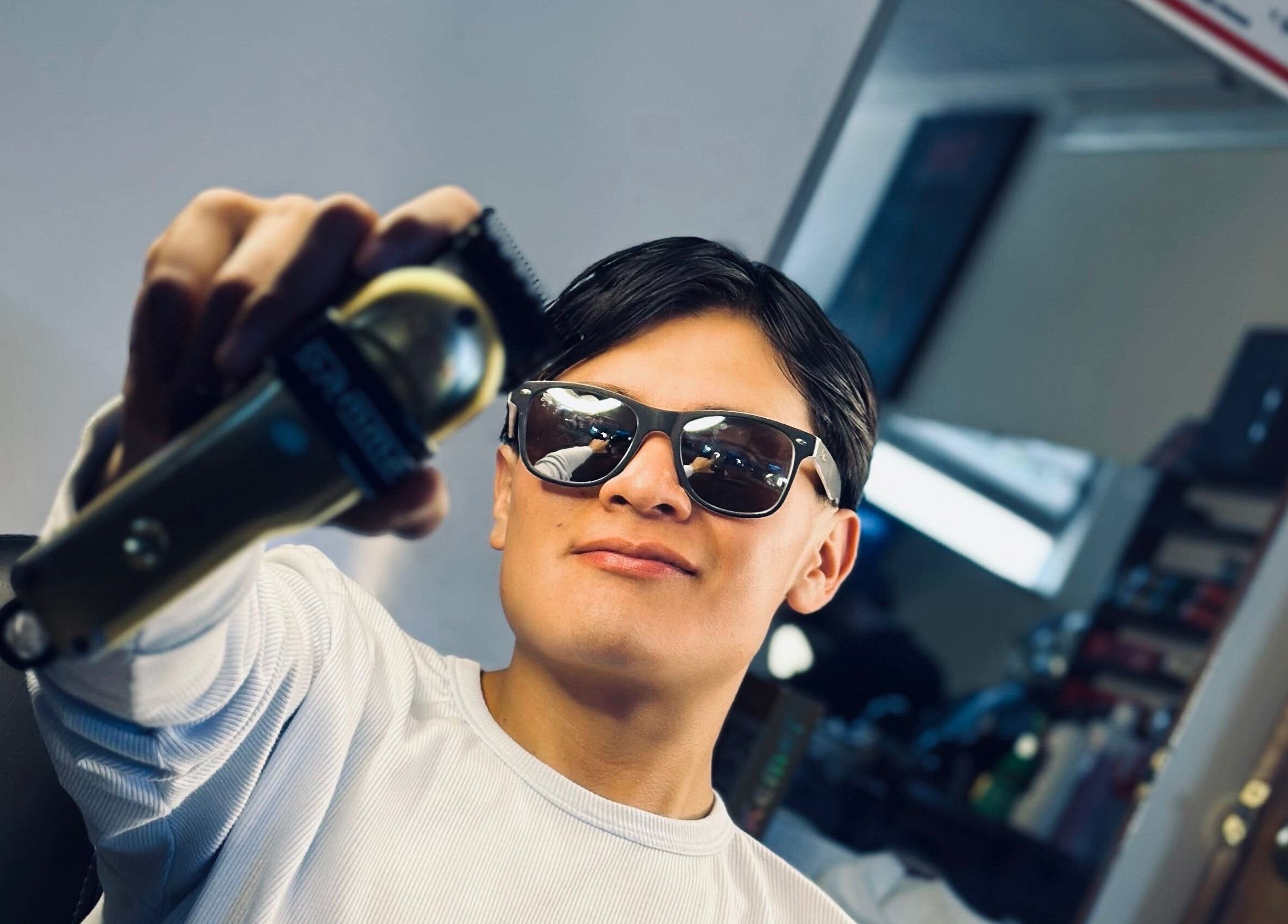A barber with clippers at Alexy Barber💈 in Ciudad De Guatemala, Guatemala, GT.