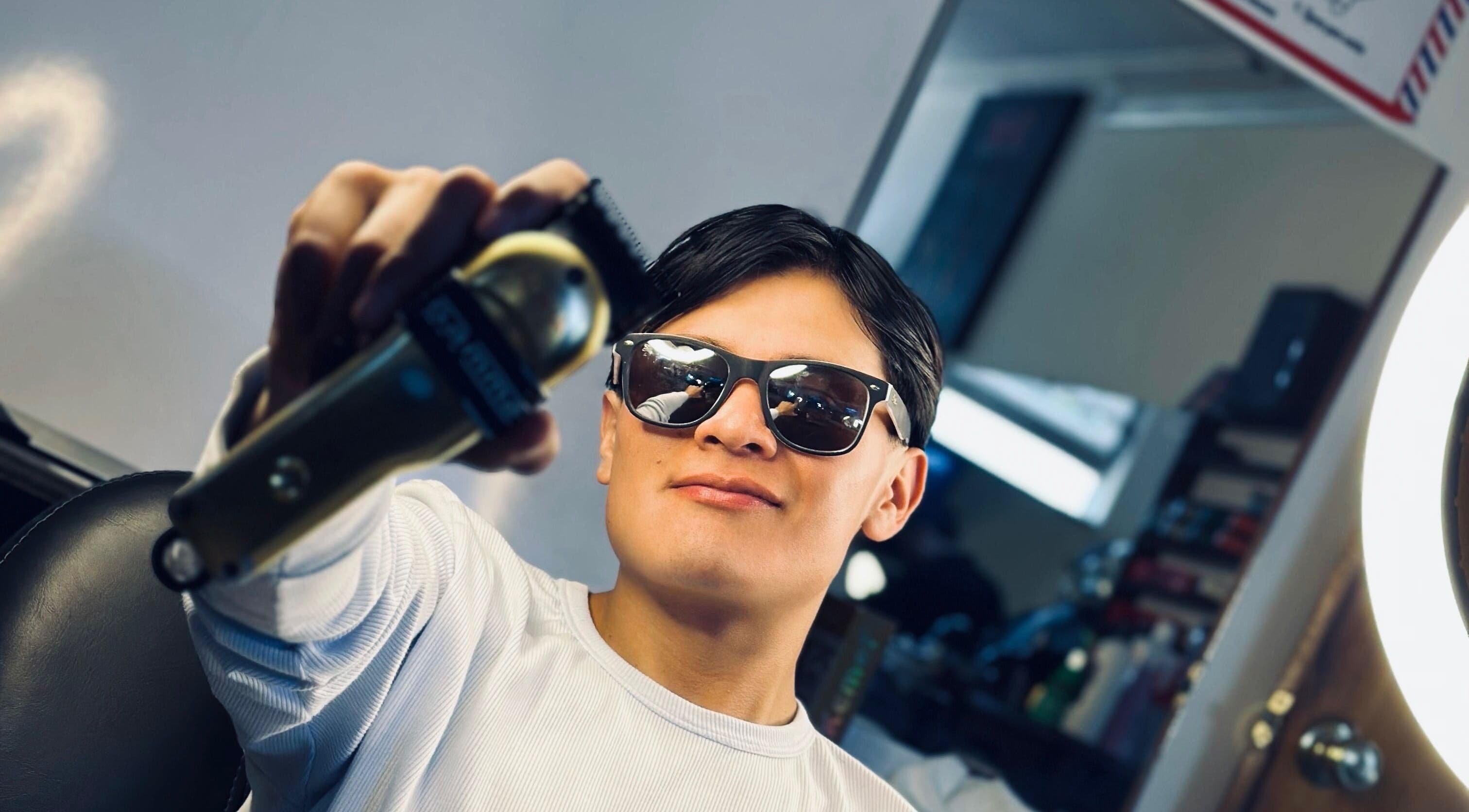 A barber with clippers at Alexy Barber💈 in Ciudad De Guatemala, Guatemala, GT.
