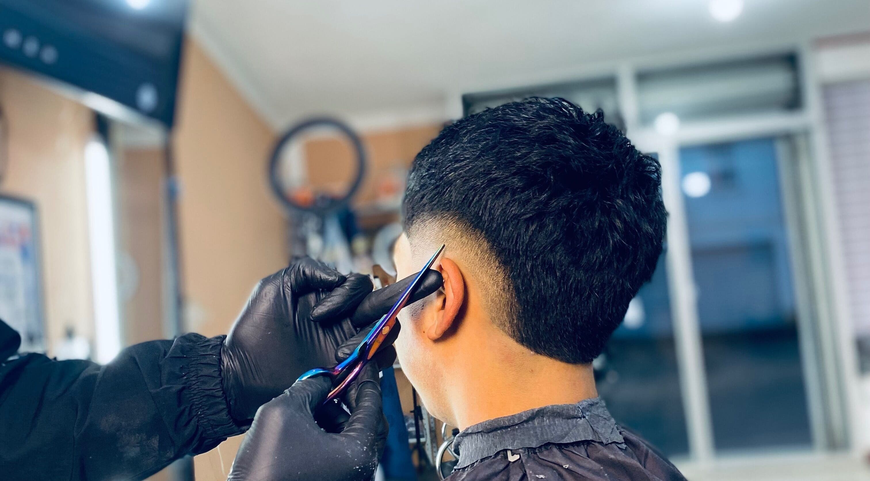 Haircut in progress at Alexy Barber💈, located in Ciudad De Guatemala, Guatemala, GT.