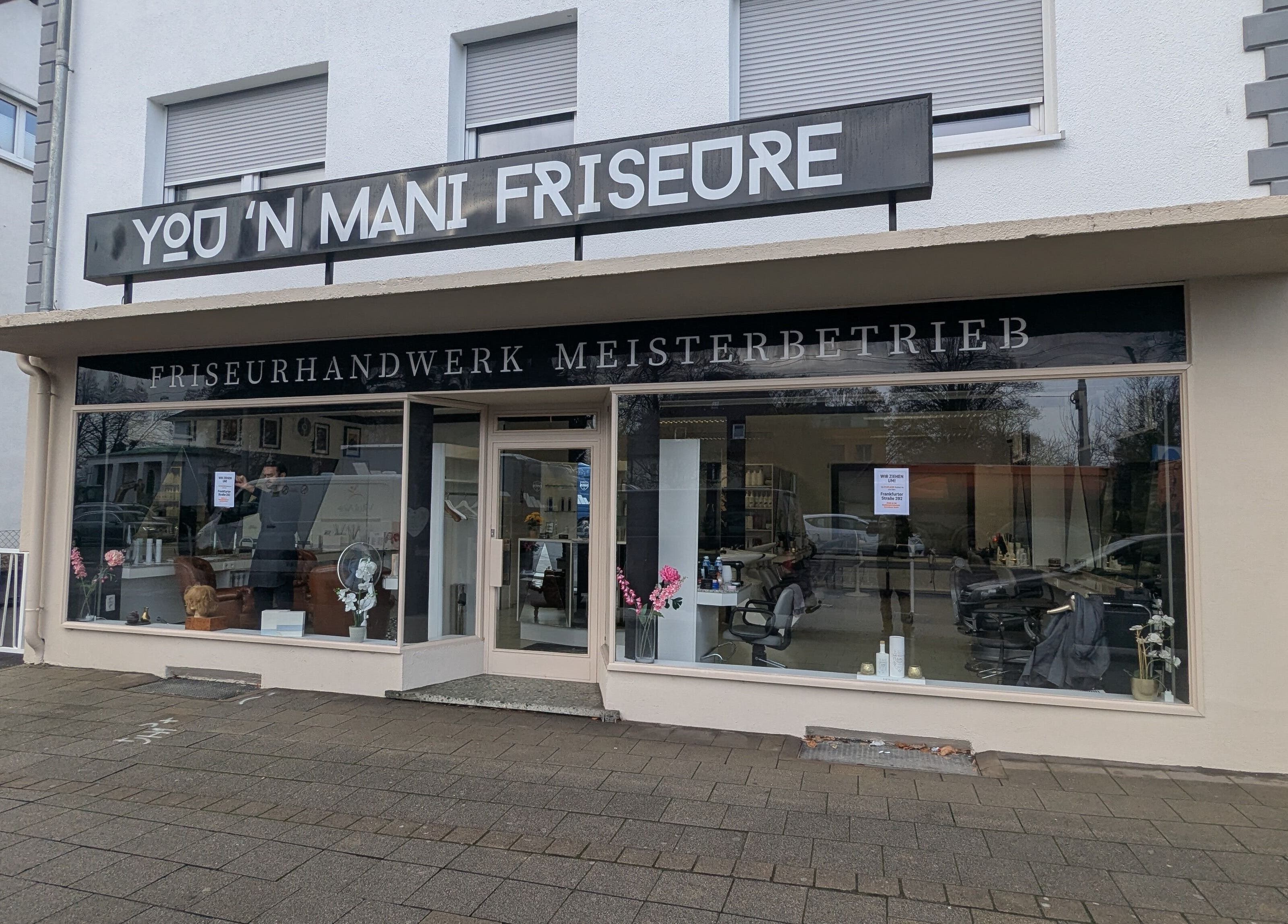 Außenansicht von YOU'N MANI, ein Friseursalon in Kassel, Hessen, DE mit moderner Glasfassade.