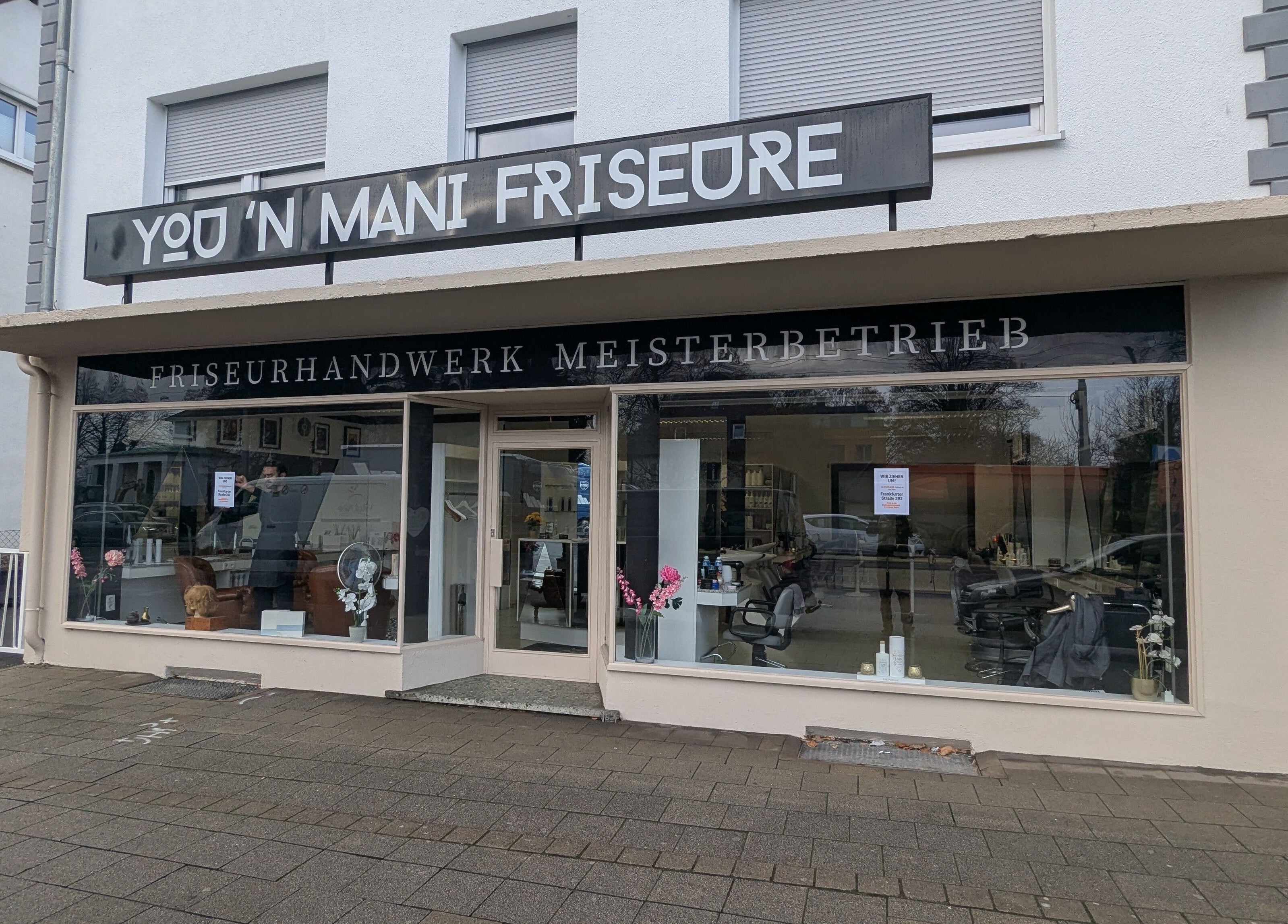 Außenansicht von YOU'N MANI, ein Friseursalon in Kassel, Hessen, DE mit moderner Glasfassade.