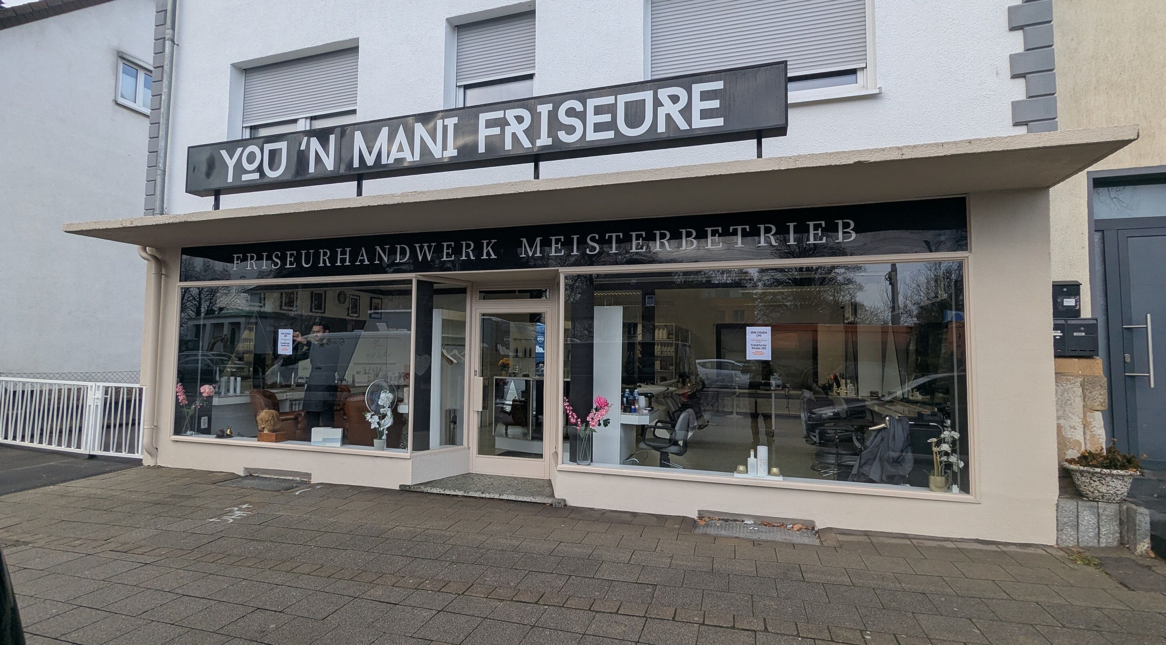 Außenansicht von YOU'N MANI, ein Friseursalon in Kassel, Hessen, DE mit moderner Glasfassade.