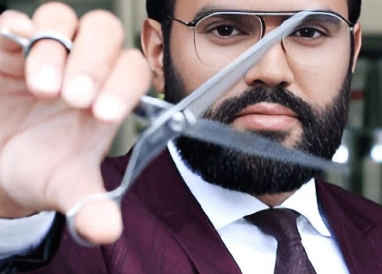 Professioneller Friseur bei YOU'N MANI in Kassel, Hessen, DE zeigt seine Expertise mit Schere.