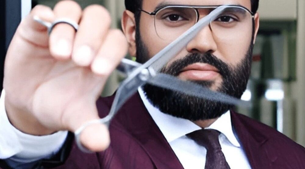 Professioneller Friseur bei YOU'N MANI in Kassel, Hessen, DE zeigt seine Expertise mit Schere.