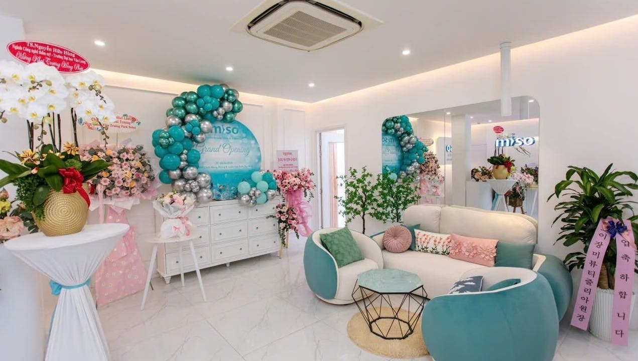 Nội thất sang trọng với hoa và bóng bay tại Miso Beauty Spa, Thành Phố Hồ Chí Minh, VN.