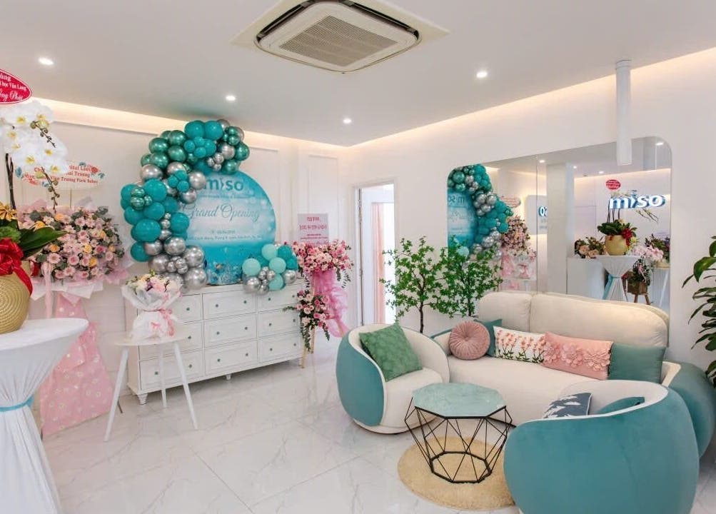 Nội thất sang trọng với hoa và bóng bay tại Miso Beauty Spa, Thành Phố Hồ Chí Minh, VN.