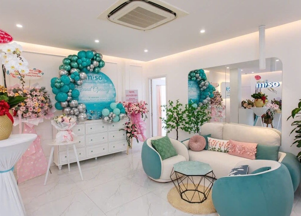 Nội thất sang trọng với hoa và bóng bay tại Miso Beauty Spa, Thành Phố Hồ Chí Minh, VN.