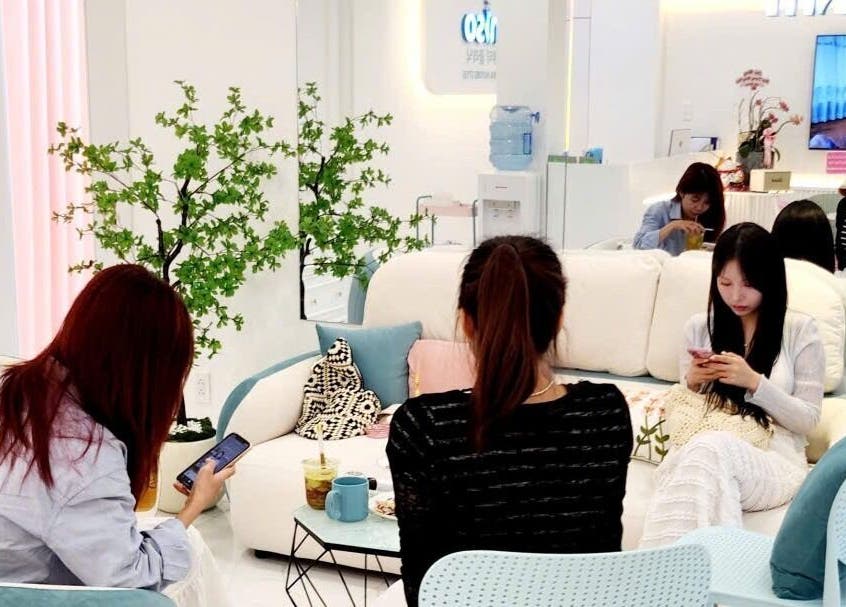 Khách hàng thư giãn tại Miso Beauty Spa, Thành Phố Hồ Chí Minh, VN trong không gian trang nhã.