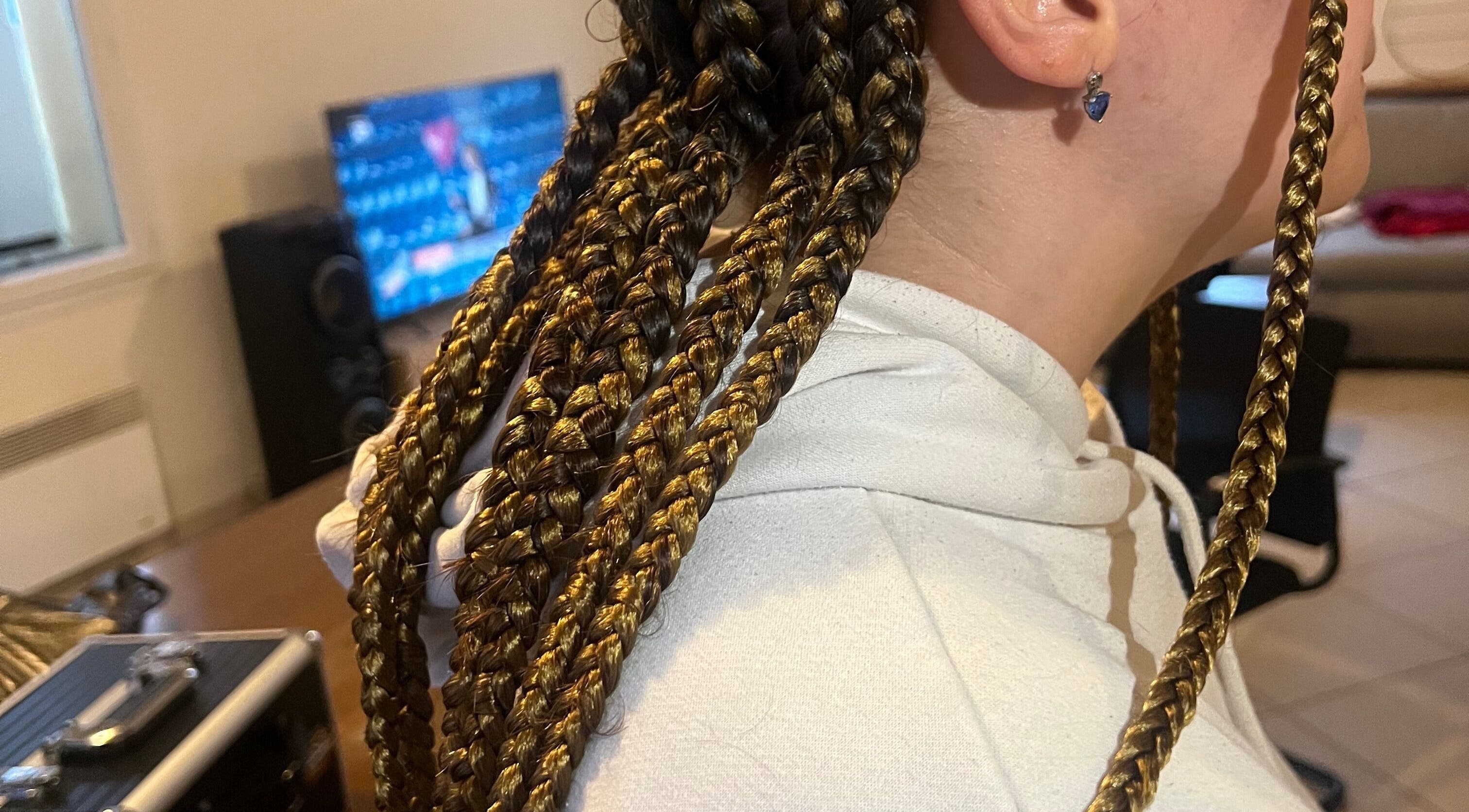 Coiffures afro à Angoulême, Nouvelle-aquitaine, FR, présentant des tresses magnifiquement stylées.