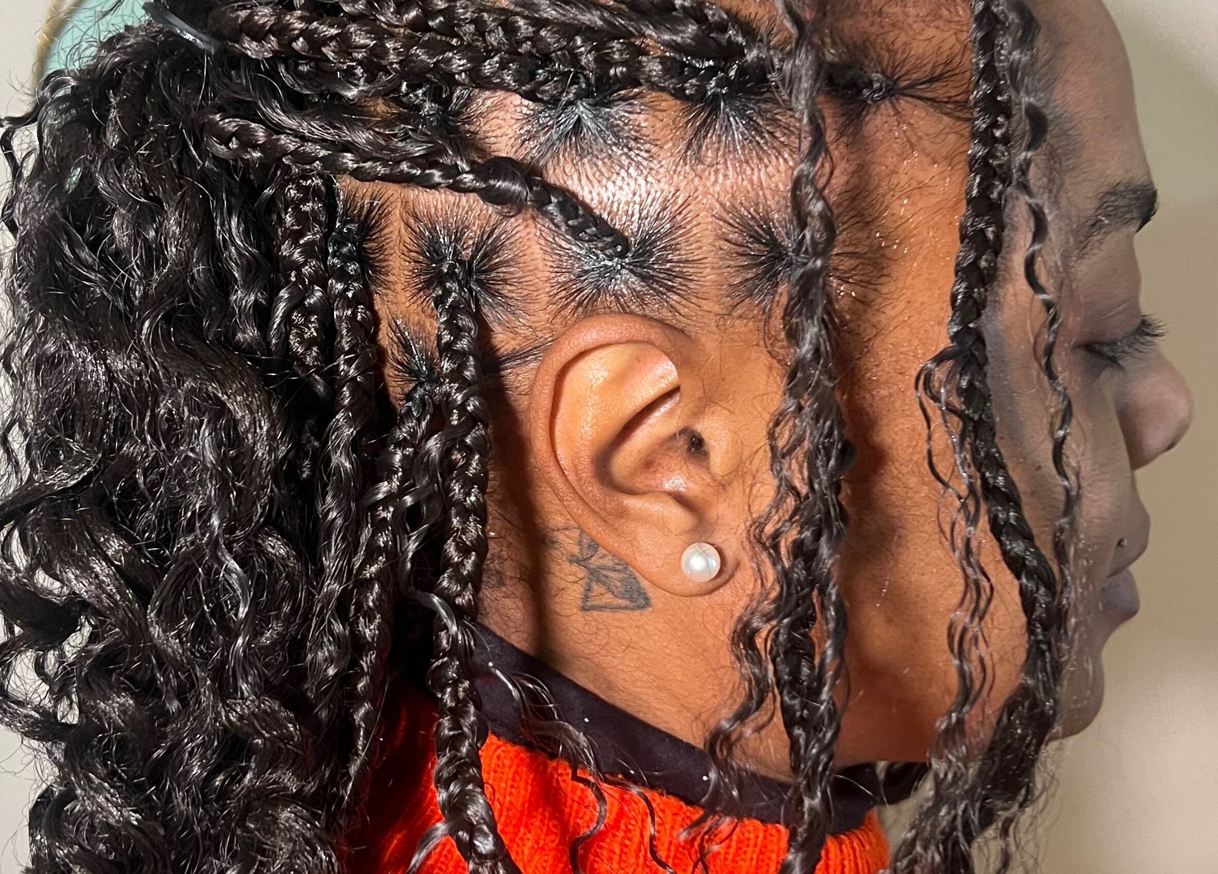 Tresses afro stylées chez Coiffures afro, Angoulême, Nouvelle-Aquitaine, FR.