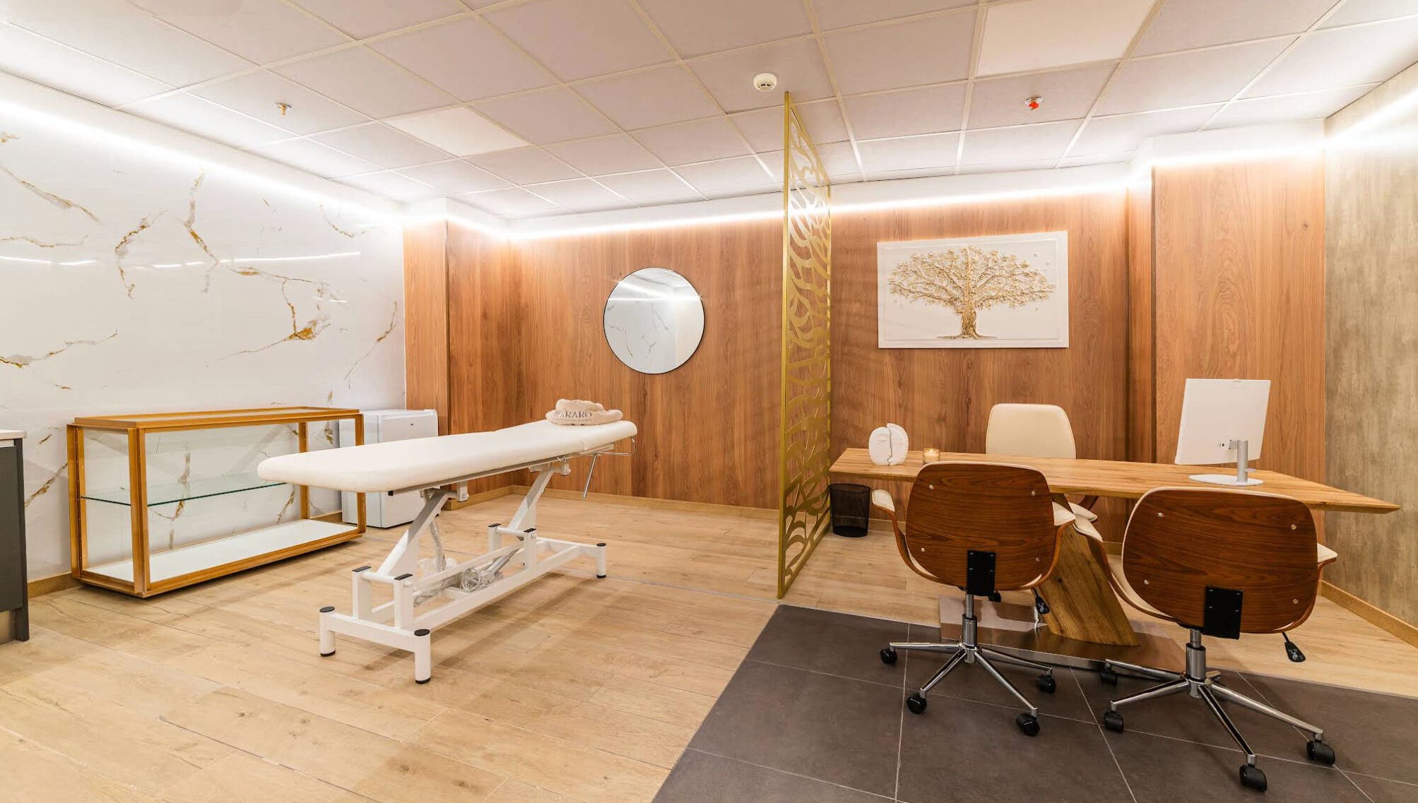 Interior elegante de Ferraro Medical en Madrid, Comunidad De Madrid, ES, con camilla y decoración contemporánea.