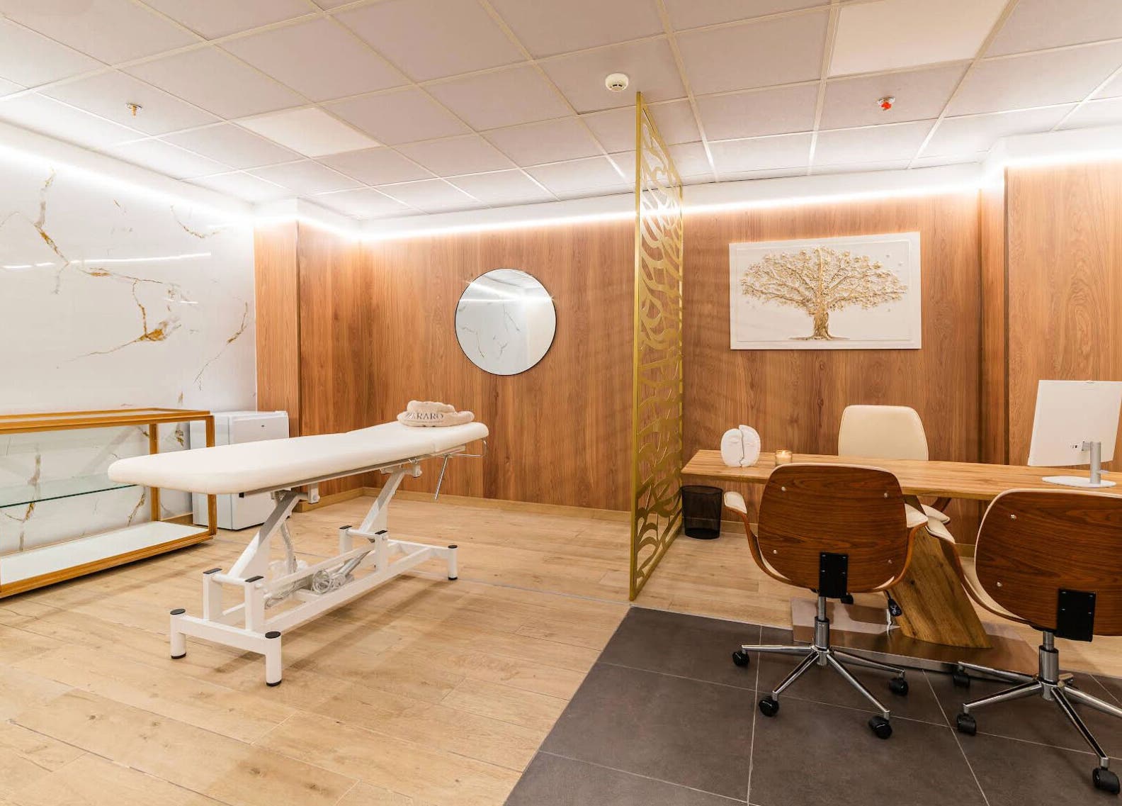 Interior elegante de Ferraro Medical en Madrid, Comunidad De Madrid, ES, con camilla y decoración contemporánea.