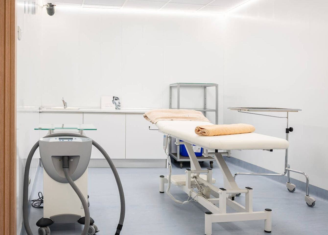 Sala de tratamientos en Ferraro Medical, Madrid, Comunidad De Madrid, ES. Ambiente moderno y cómodo.