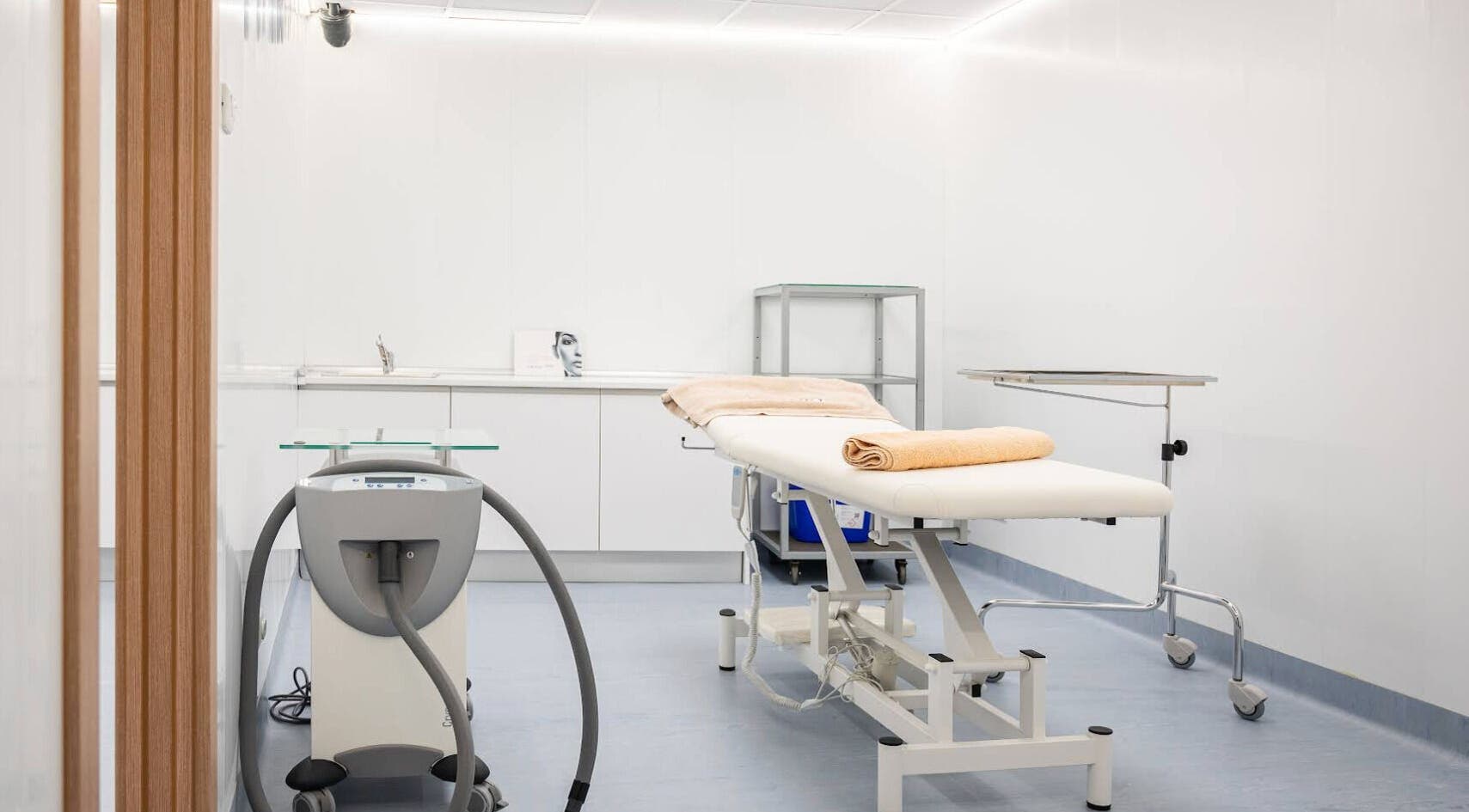 Sala de tratamientos en Ferraro Medical, Madrid, Comunidad De Madrid, ES. Ambiente moderno y cómodo.