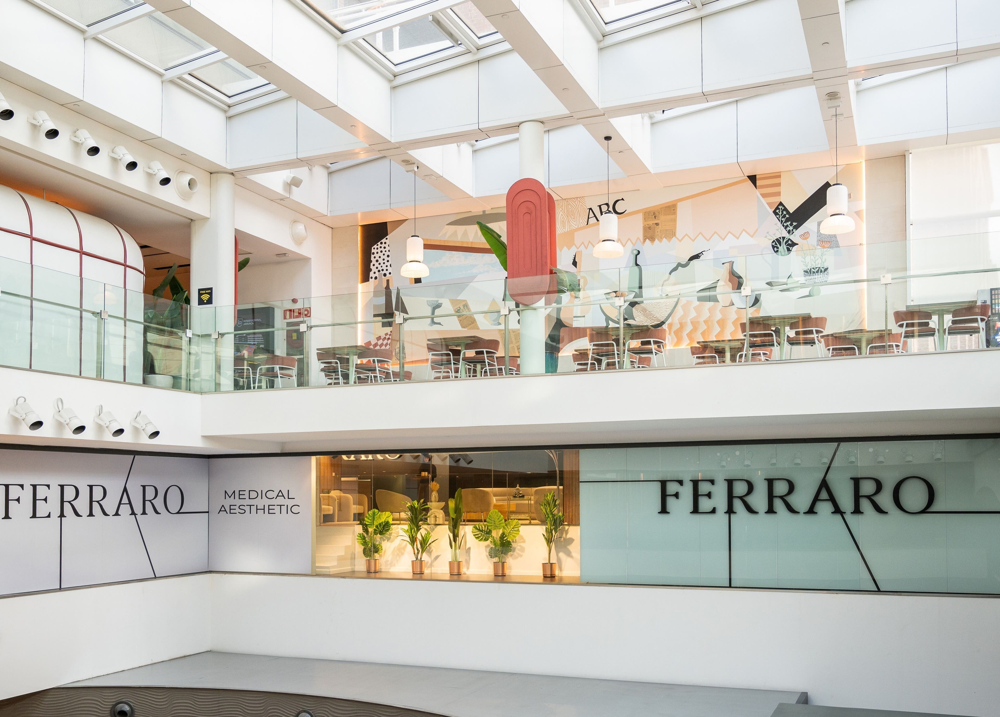 Interior moderno de Ferraro Medical en Madrid, Comunidad De Madrid, ES con decoración luminosa.