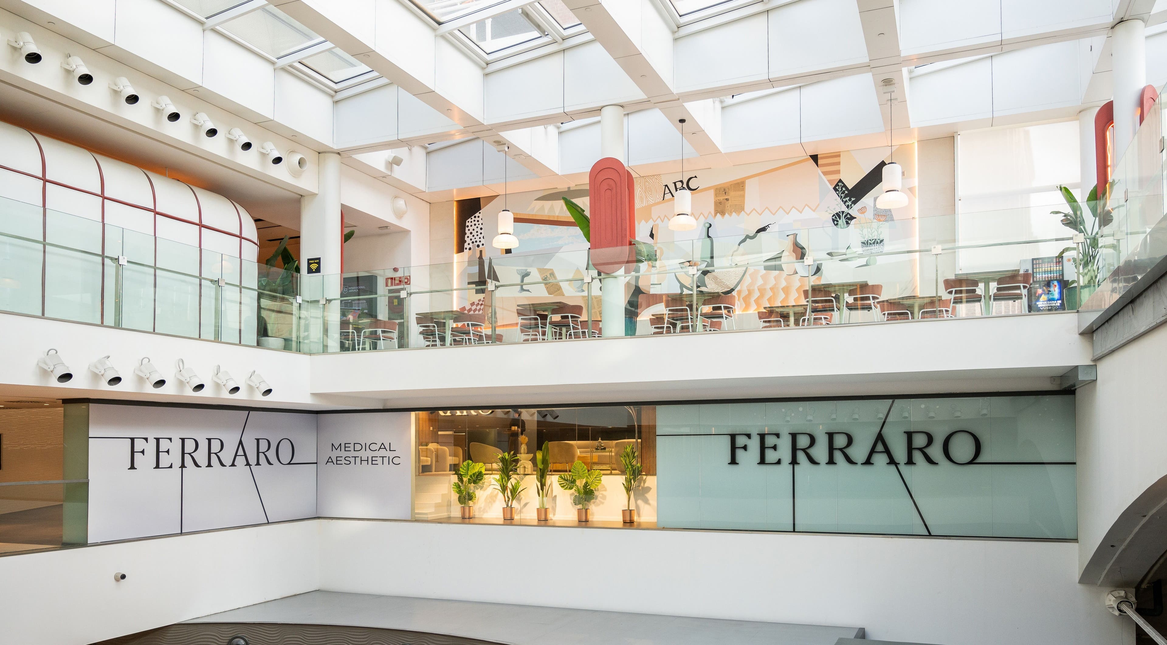 Interior moderno de Ferraro Medical en Madrid, Comunidad De Madrid, ES con decoración luminosa.