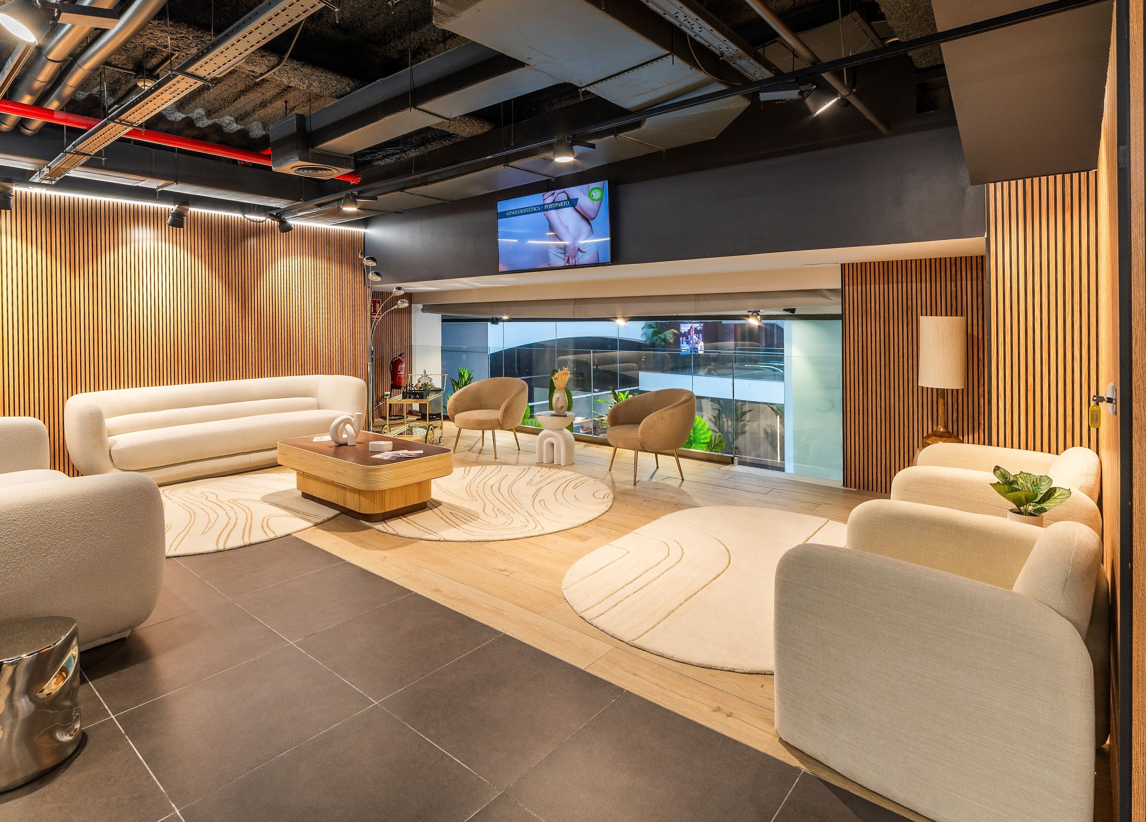 Elegante sala de espera en Ferraro Medical, Madrid, Comunidad De Madrid, ES, con muebles modernos y decoración cálida.