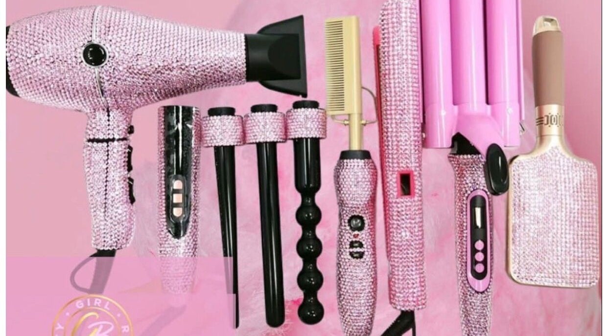 Instruments de beauté élégants et roses chez Shi’z iconic à Fort-de-France, MQ.