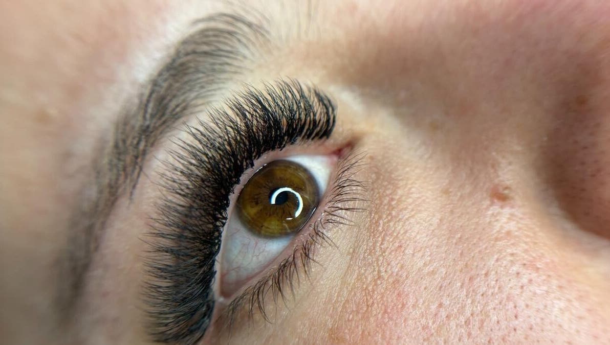 Close das extensões de cílios em Linda Lashes, Uccle, Bruxelles, BE, destacando a qualidade e elegância.