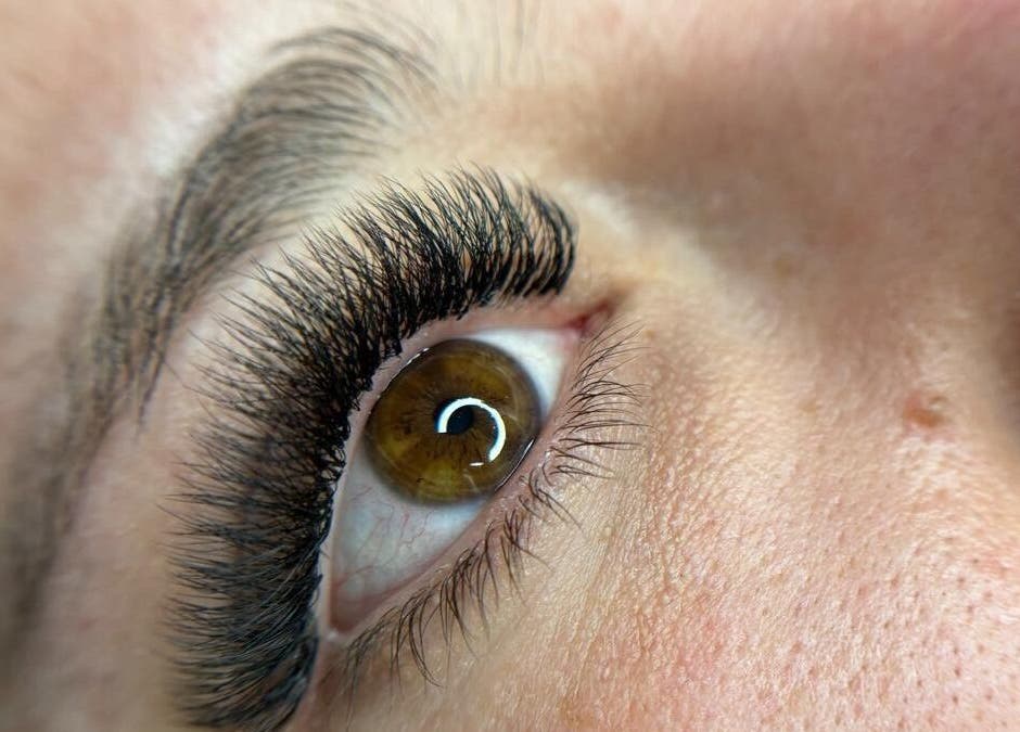 Close das extensões de cílios em Linda Lashes, Uccle, Bruxelles, BE, destacando a qualidade e elegância.