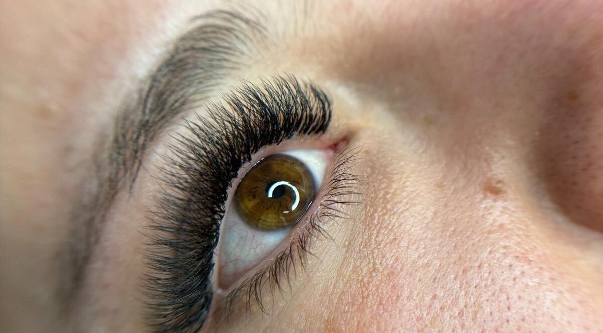 Close das extensões de cílios em Linda Lashes, Uccle, Bruxelles, BE, destacando a qualidade e elegância.