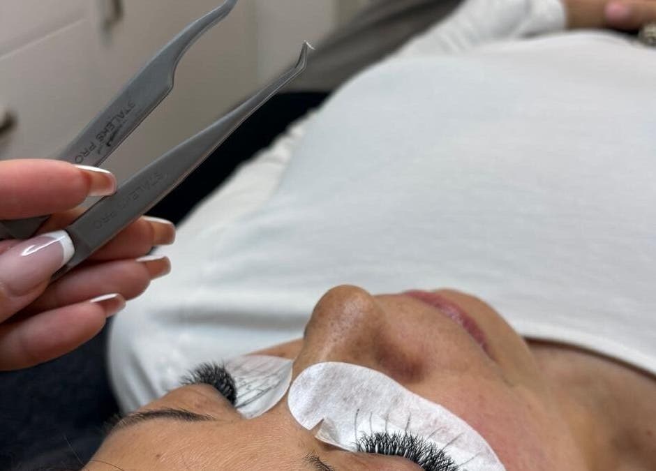 Aplicação de extensão de cílios em cliente no Linda Lashes, Uccle, Bruxelles, BE.