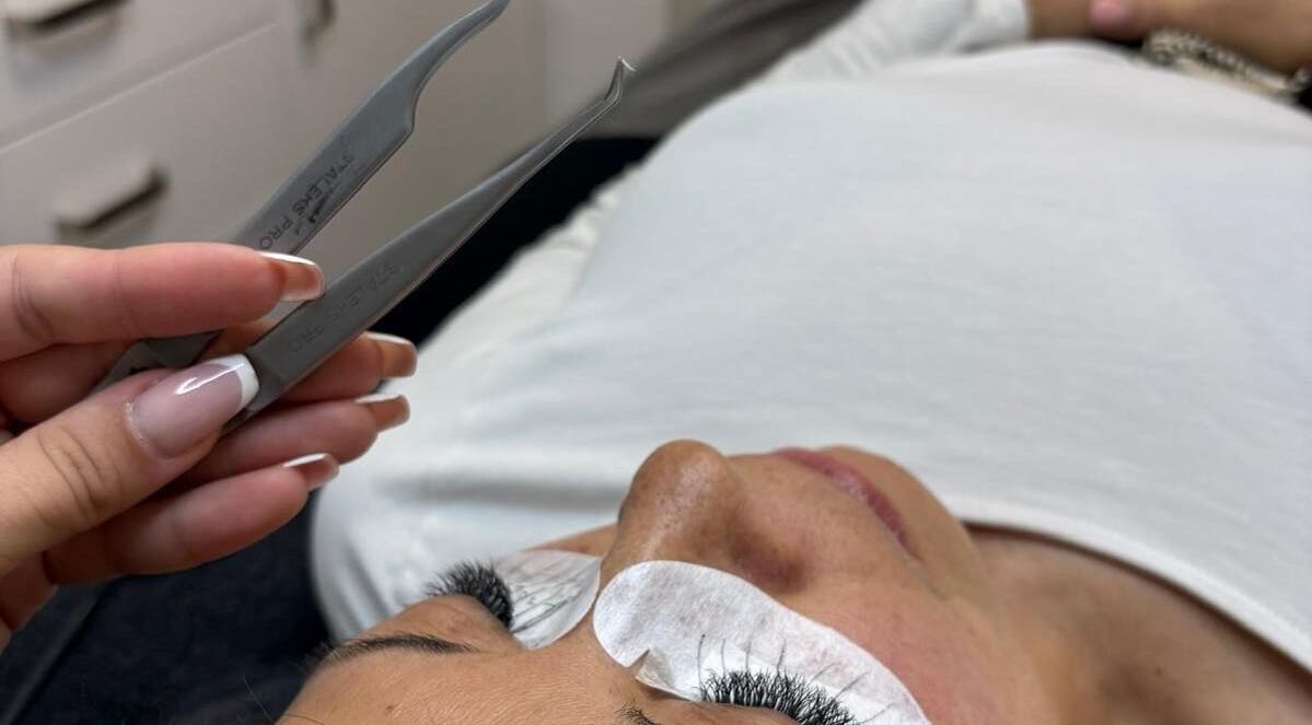 Aplicação de extensão de cílios em cliente no Linda Lashes, Uccle, Bruxelles, BE.