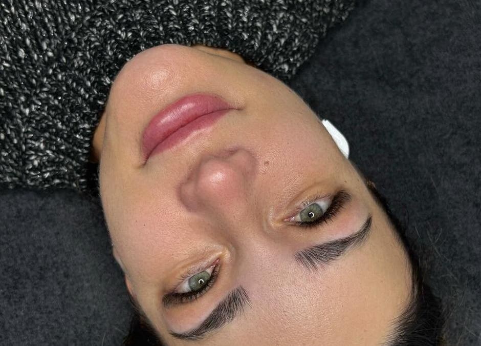 Close-up de cliente com sobrancelhas alinhadas em Linda Lashes, Uccle, Bruxelles, BE.