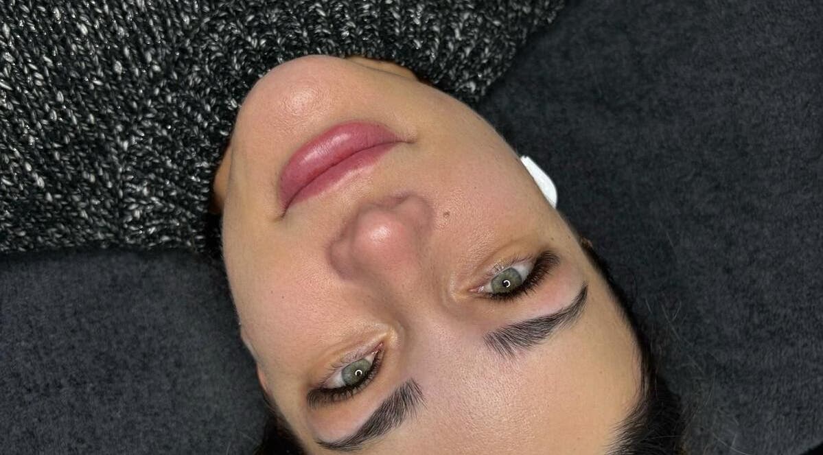 Close-up de cliente com sobrancelhas alinhadas em Linda Lashes, Uccle, Bruxelles, BE.