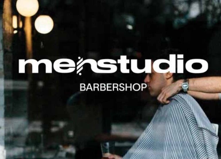 Interno di MENSTUDIO a Viganello, Ticino, CH, con cliente in sedia da barbiere.