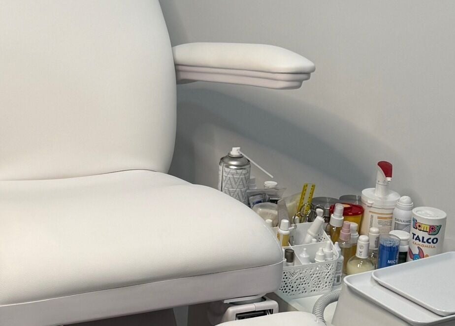 Удобен бял стол в Podo Studio Varna, Varna, Varna, BG за красота и комфорт.