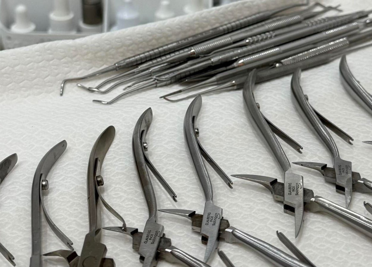 Инструменти за маникюр в Podo Studio Varna, Варна, Варна, BG, подготвени за използване.