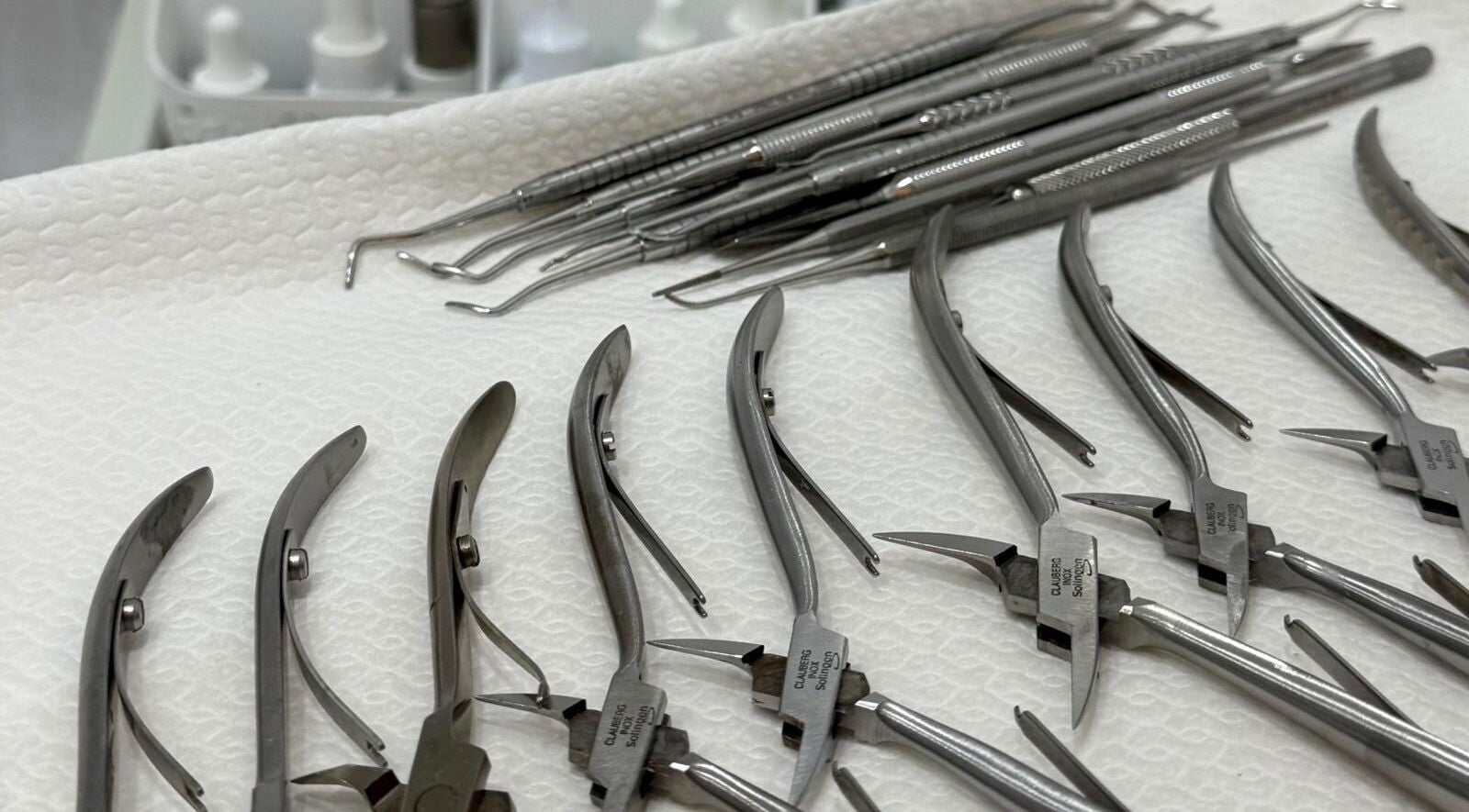 Инструменти за маникюр в Podo Studio Varna, Варна, Варна, BG, подготвени за използване.